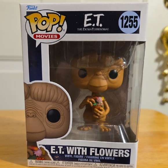 Funko E.T. Brown Vinyl Figure with Flowers - Picture 1 of 4